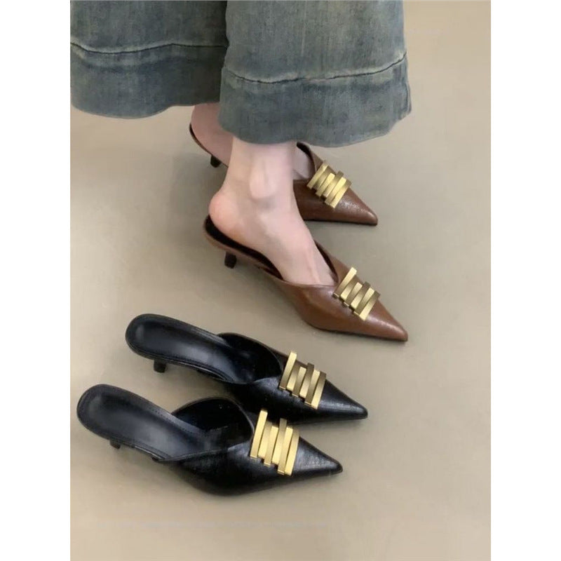 Damen Spitz zulaufende Lederoptik-Mules mit skulpturiertem Kitten‑Heel und goldener Wellenapplikation – Avérine