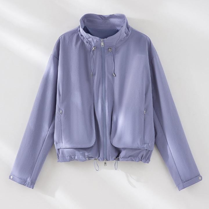 Damen Leichte Kurzjacke mit hohem Kragen, Tunnelzug und aufgesetzten Taschen Echoarchiv