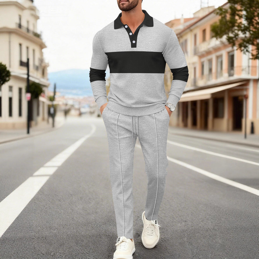 Herren sportliches Poloshirt mit eleganter Komplementär-Hose Echoarchiv
