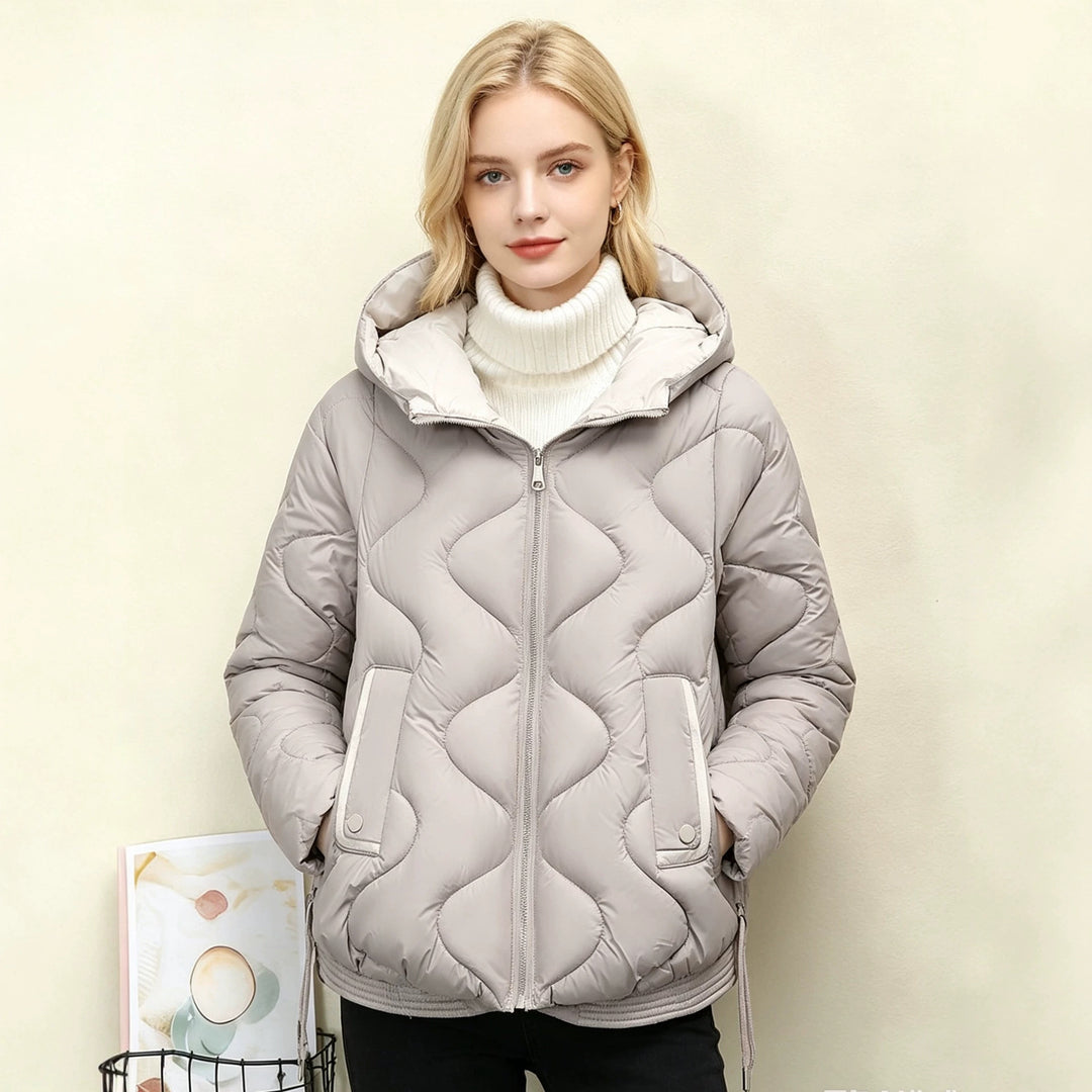 Damen wattierte Kurzjacke mit organischer Herzsteppung, abgerundetem Saum und paspelierten Pattentaschen – Célinea