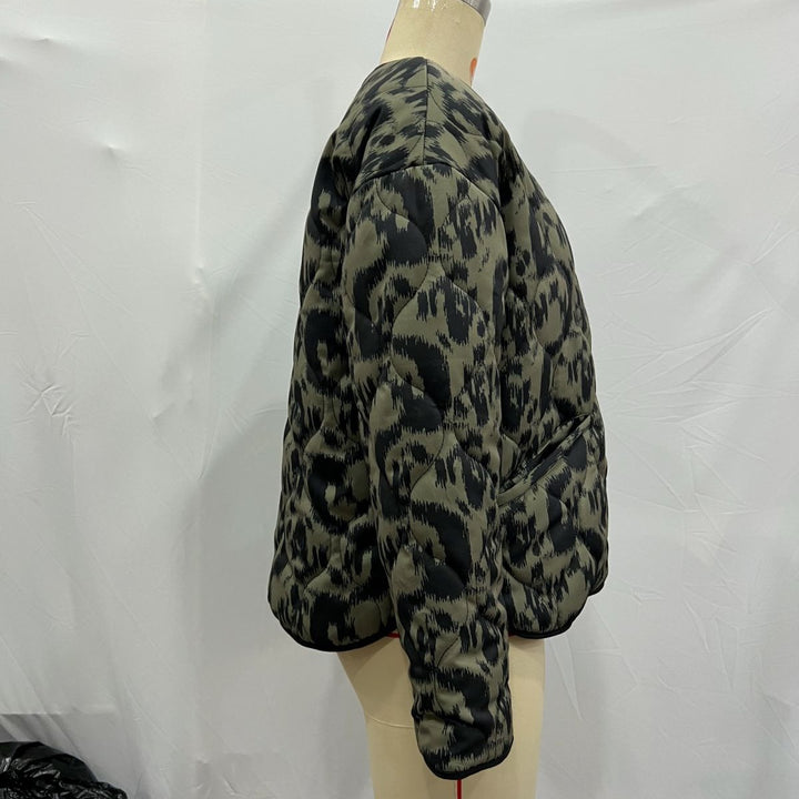 Damen gesteppte Ikat-Print Steppjacke mit Rundhalsausschnitt, kontrastpaspel und aufgesetzten Taschen – Célinea
