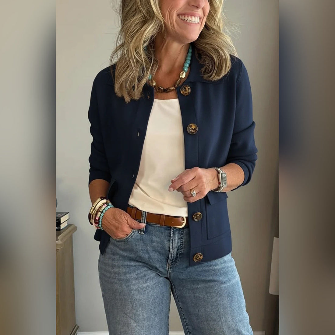 Damen Kurzstrickjacke mit Hemdkragen, aufgesetzten Taschen und Hornknöpfen Echo Archiv