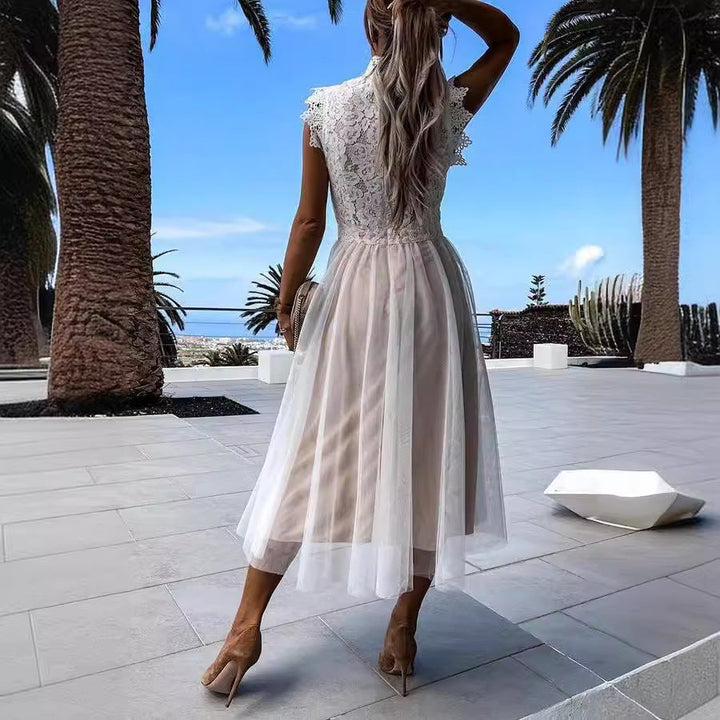 Damen Spitzenkleid mit hohem Kragen und schwungvollem Rock Echoarchiv