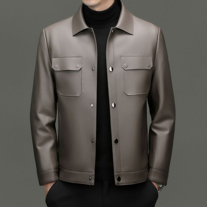 Herren Lederjacke im Shirtstil mit Druckknopfverschluss und aufgesetzten Brusttaschen Echoarchiv