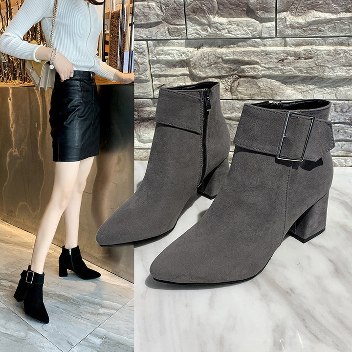 Damen nan elegante Wildlederoptik Stiefelette mit mittelhohem Blockabsatz und breitem Schnallenriemen Echo Archiv