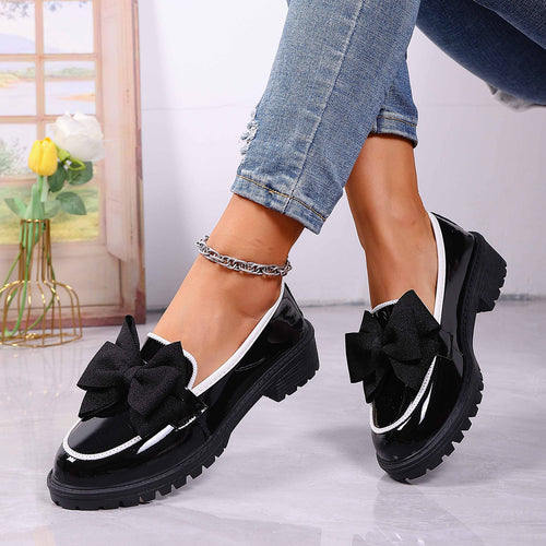 Damen Plateau-Loafer aus Lackimitat mit profilierter Gummisohle und Zierschleife – Lioré