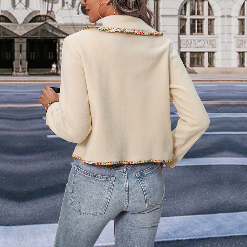 Damen Kurzjacke mit Peter-Pan-Kragen und floraler Bortenverzierung Echoarchiv