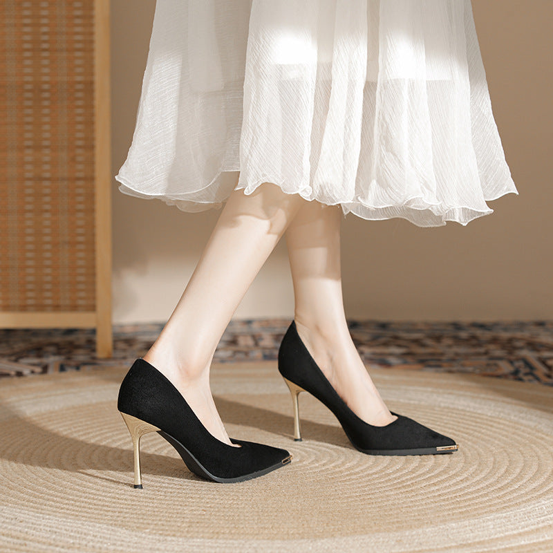 Damen Velours‑Pumps mit schmalem goldfarbenem Stilettoabsatz und Metallkappen‑Detail – Lioré