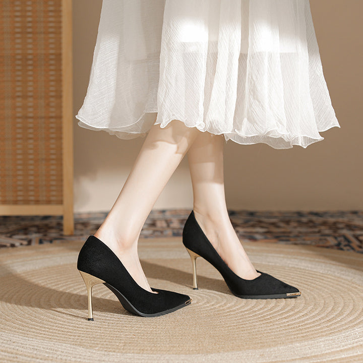Damen Velours‑Pumps mit schmalem goldfarbenem Stilettoabsatz und Metallkappen‑Detail – Lioré