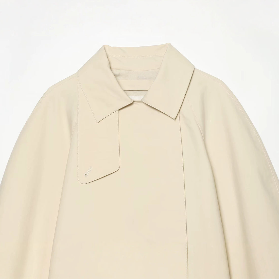 Damen Kurz geschnittene Trenchjacke mit Oversize-Ärmeln und verdeckter Knopfleiste Echo Archiv