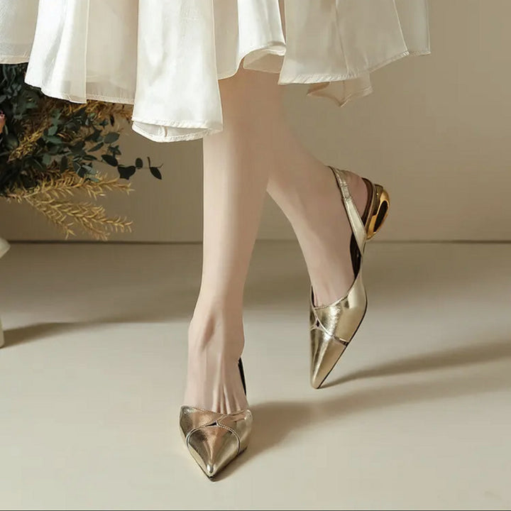 Damen Slingback-Ballerina aus Lackleder mit spitzer Kappe und skulpturellem Absatz – Lioré