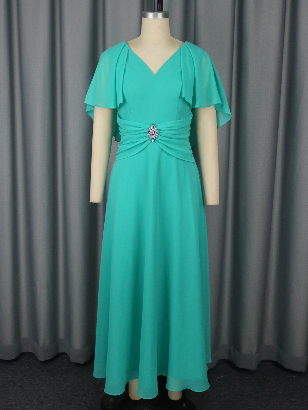 Damen elegantes Maxi-Kleid mit schickem Faltendesign und glamouröser Brosche Echo Archiv