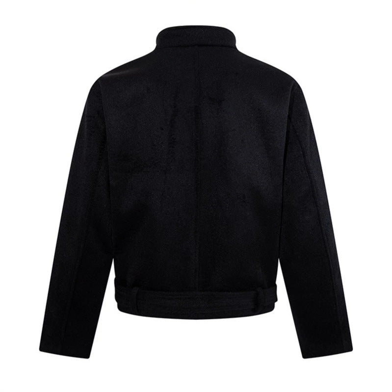 Herren Kurze Wollmix‑Jacke mit Stehkragen, durchgehender Knopfleiste und Taillengürtel Echoarchiv