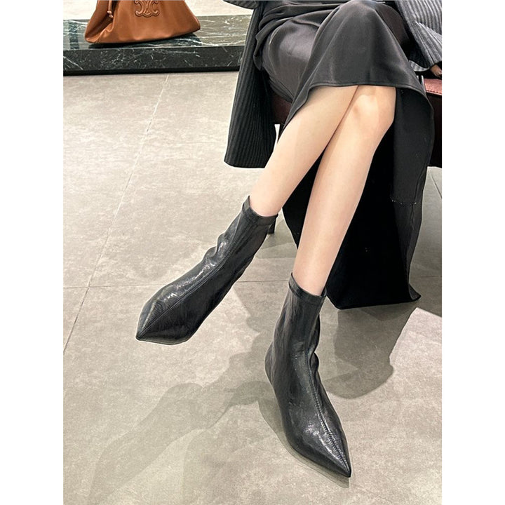 Damen spitz zulaufende Stiefeletten mit sculpted Kitten‑Heel und sockenhaftem Schaft – Varelle