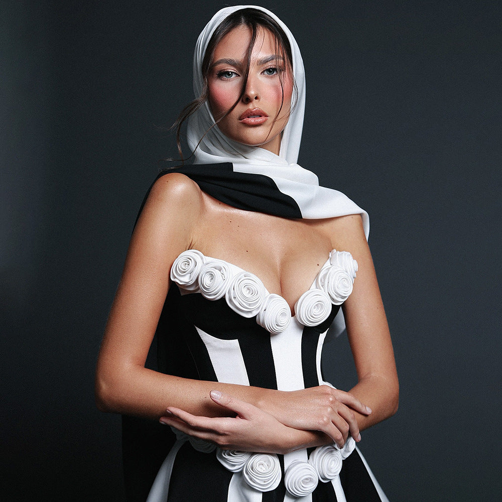 Damen verspieltes Cocktailkleid mit Blumenapplikationen und schwingendem Rock Echo Archiv