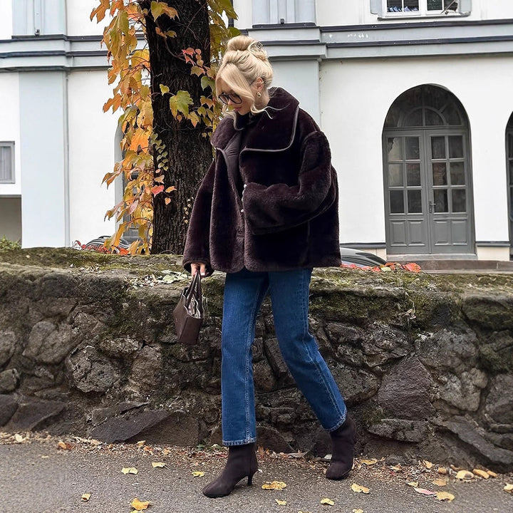 Damen Boxy-Fauxfur-Jacke mit voluminösem Schalkragen und kastiger Silhouette Echoarchiv