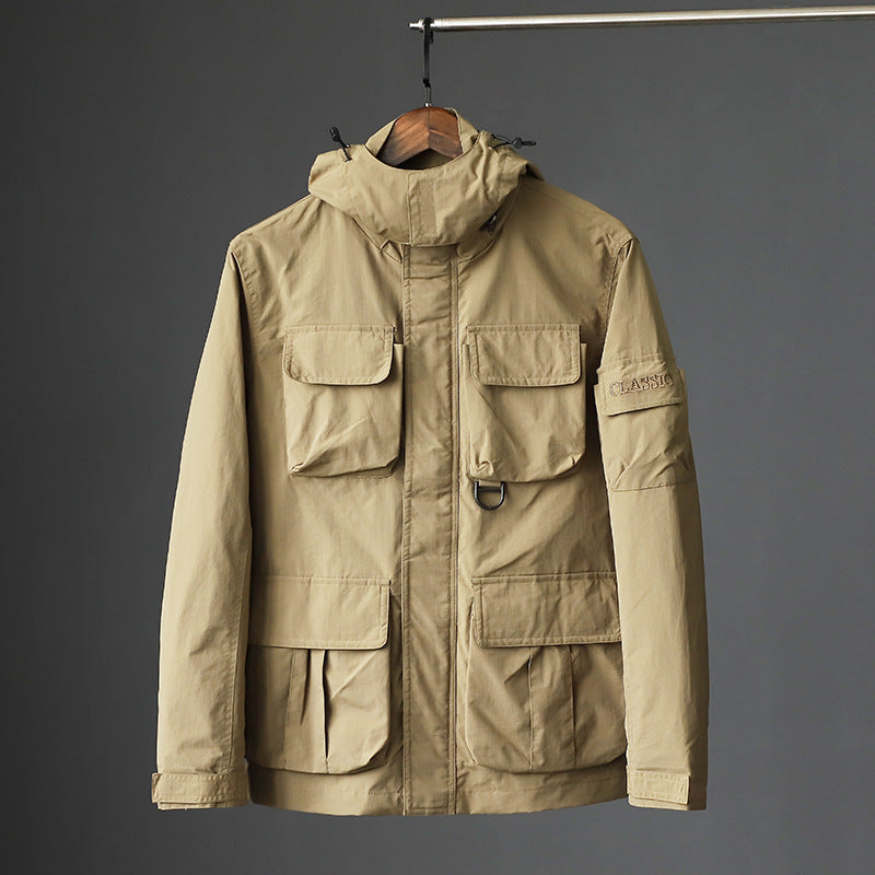 Herren urbane Feldjacke mit Mehrfach‑Taschen, windabweisender Oberfläche und verdeckter Kapuze Echo Archiv