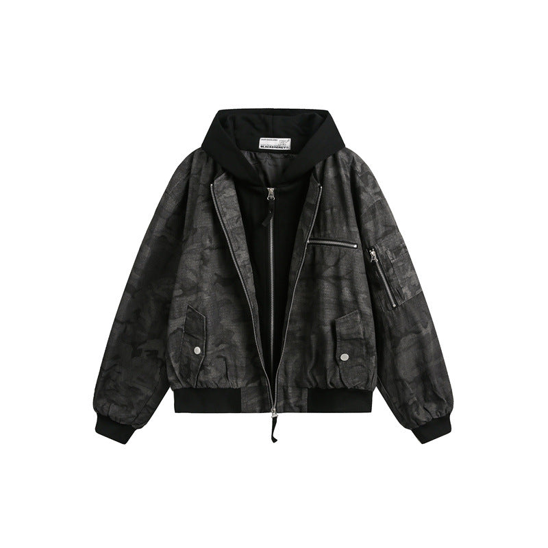 Herren Kurz geschnittener Oversize-Bomber im Layer-Look mit integrierter Kapuze und Camouflage-Jacquard Echoarchiv