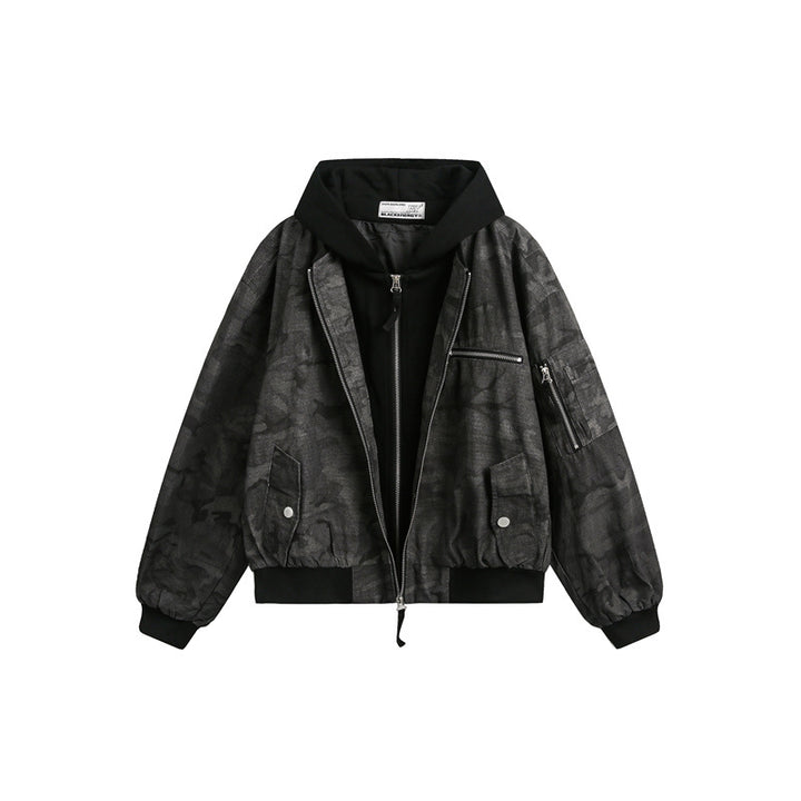 Herren Kurz geschnittener Oversize-Bomber im Layer-Look mit integrierter Kapuze und Camouflage-Jacquard Echoarchiv