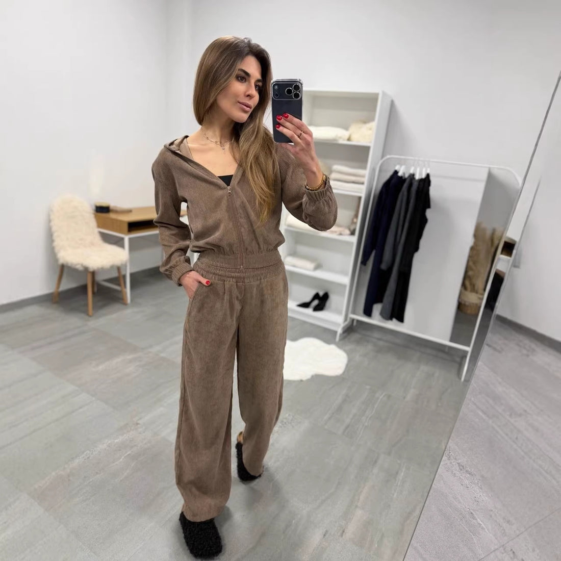 Damen weiches Cordvelours-Zweiteiler mit kurzer Kapuzenzipjacke und weiter Komforthose – Élanora