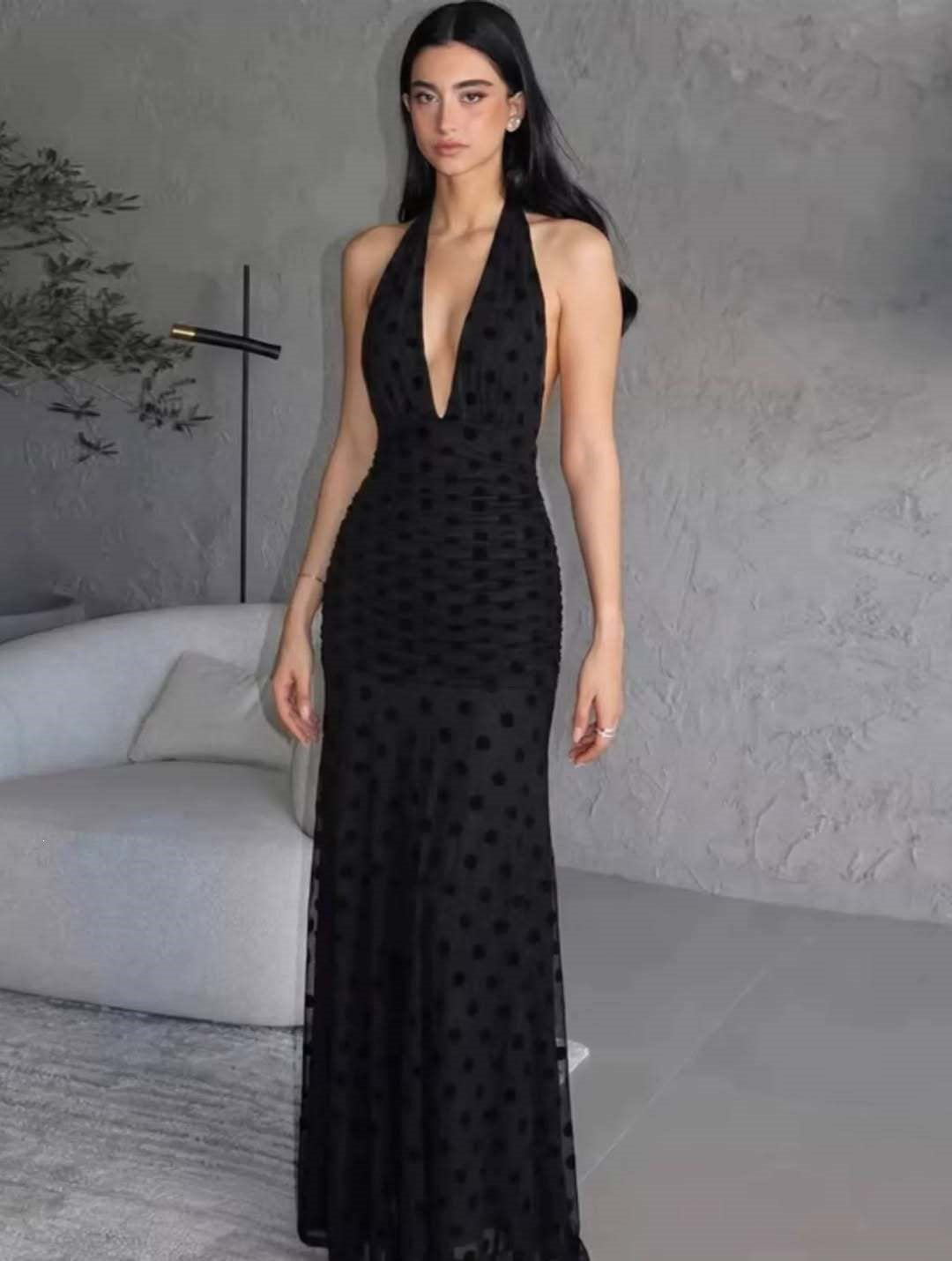 Damen Elegantes Maxikleid mit tiefem V-Ausschnitt und filigranen Rüschen Echo Archiv