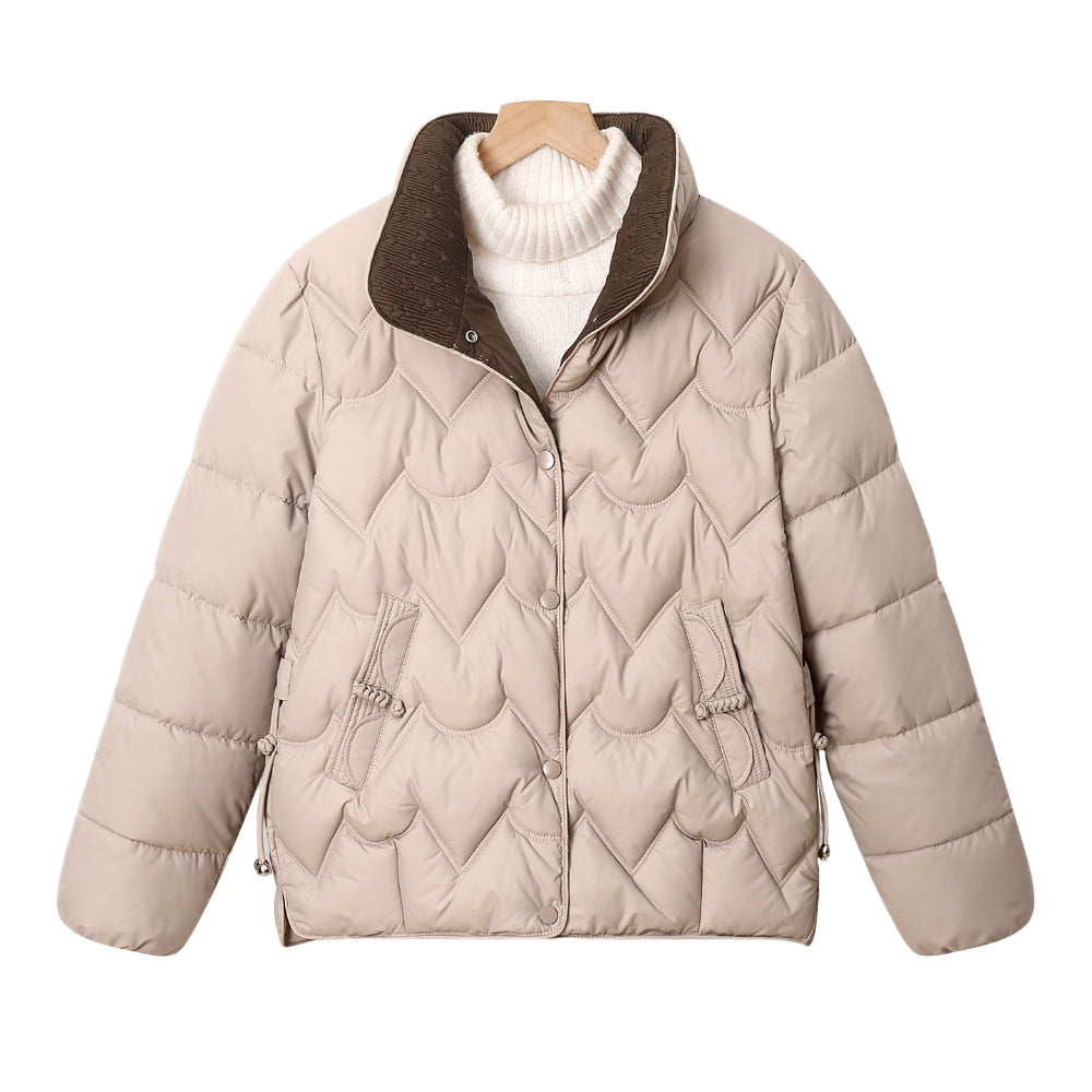 Damen kurze gesteppte Pufferjacke mit dekorativer Bogensteppung und Druckknopfblende – Célinea