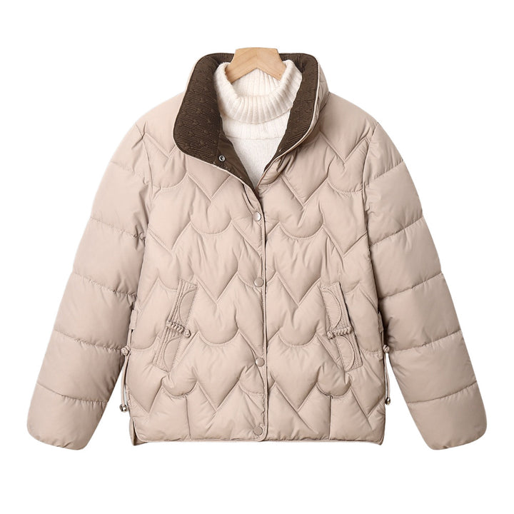 Damen kurze gesteppte Pufferjacke mit dekorativer Bogensteppung und Druckknopfblende – Célinea