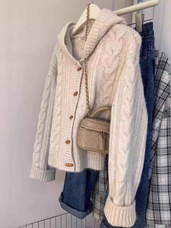 Damen Kapuzen-Strickjacke mit Zopfstrick, Holzknopfleiste und kastiger Silhouette Echoarchiv