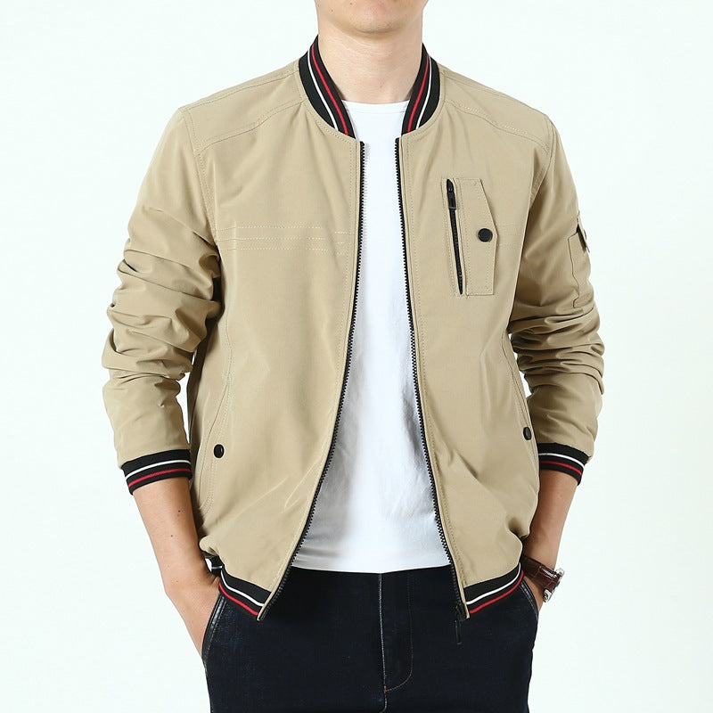 Herren Leichter Bomberblouson im Retro‑Sportstil mit geripptem Kragen und Reißverschluss‑Taschendetail Echoarchiv