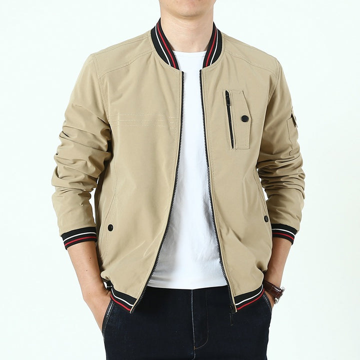Herren Leichter Bomberblouson im Retro‑Sportstil mit geripptem Kragen und Reißverschluss‑Taschendetail Echoarchiv