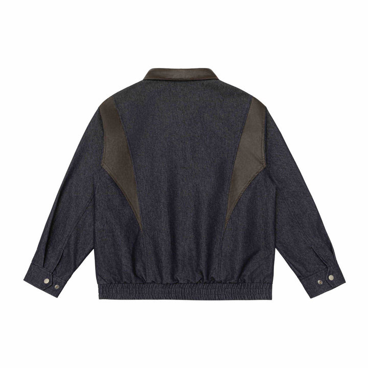 Herren Kurzblouson im Boxy-Cut aus Woll-Denimmix mit lederbesetztem Kragen und vertikaler Reißverschluss-Brusttasche Echoarchiv