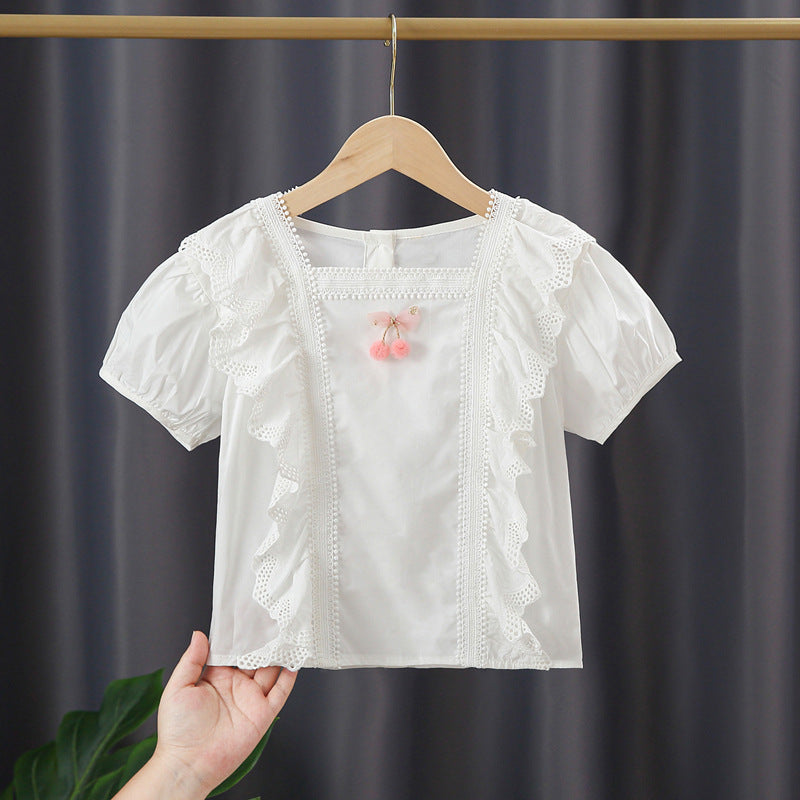 Mädchen Bluse mit verspieltem Rüschendesign und kunstvoller Häkelverzierung Echo Archiv