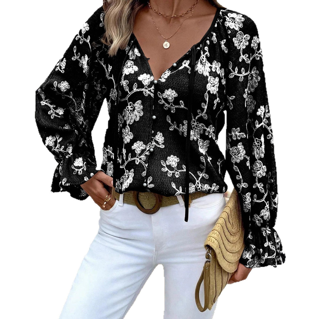 Damen V‑Neck Bluse mit floraler Stickerei, Perlenknopfleiste und Ballonärmeln – Avérine