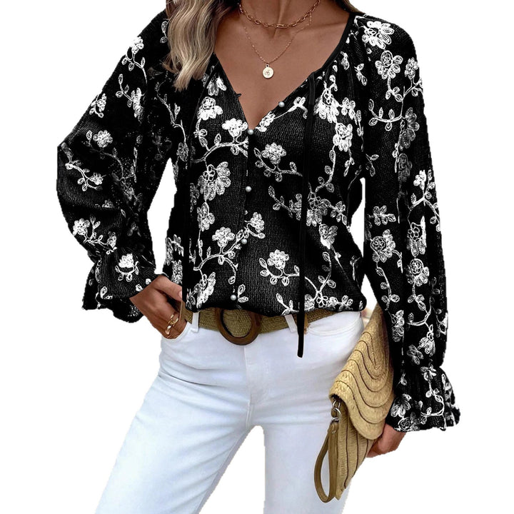 Damen V‑Neck Bluse mit floraler Stickerei, Perlenknopfleiste und Ballonärmeln – Avérine