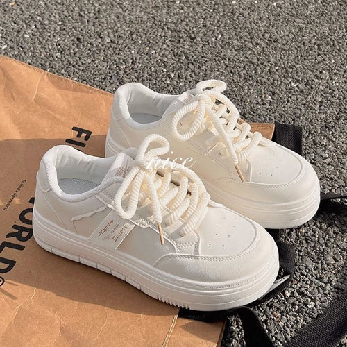 Damen Urbane Plateausneaker im Minimalstil mit gepolstertem Komfortkragen – Névara