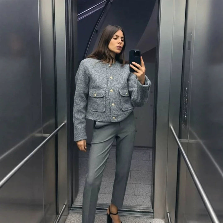 Damen Boxy Wollmix-Boucléjacke im Cabanstil mit Rundhalsausschnitt & goldfarbenen Zierknöpfen Echoarchiv