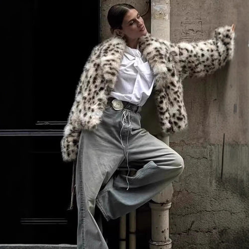 Damen Kurzjacke aus Kunstpelz im Dalmatiner‑Look mit kastiger Silhouette und weitem Schalkragen Echo Archiv