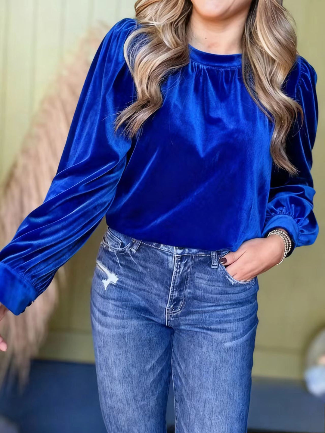 Damen Samtbluse mit Ballonärmeln und gerafftem Stehkragen – Élovi