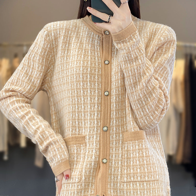 Damen Strickcardigan im Bouclé‑Gittermuster mit Rundhals, Schmuckknopfleiste und aufgesetzten Taschen Echoarchiv
