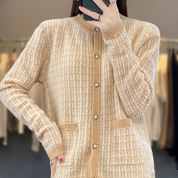 Damen Strickcardigan im Bouclé‑Gittermuster mit Rundhals, Schmuckknopfleiste und aufgesetzten Taschen Echoarchiv