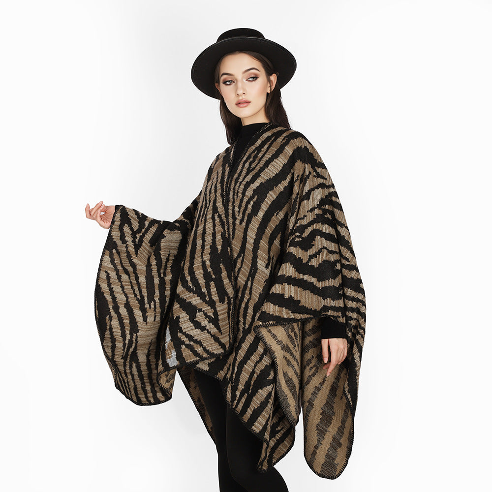 Damen Grobstrick‑Poncho im Cape‑Schnitt mit Zebra‑Jacquard und offener Kimonoärmelung – Célinea