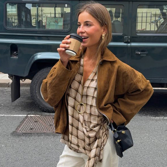Damen Kurzblouson aus Veloursleder mit Hemdkragen, kastigem Cropped-Schnitt und verdecktem Reißverschluss Echoarchiv