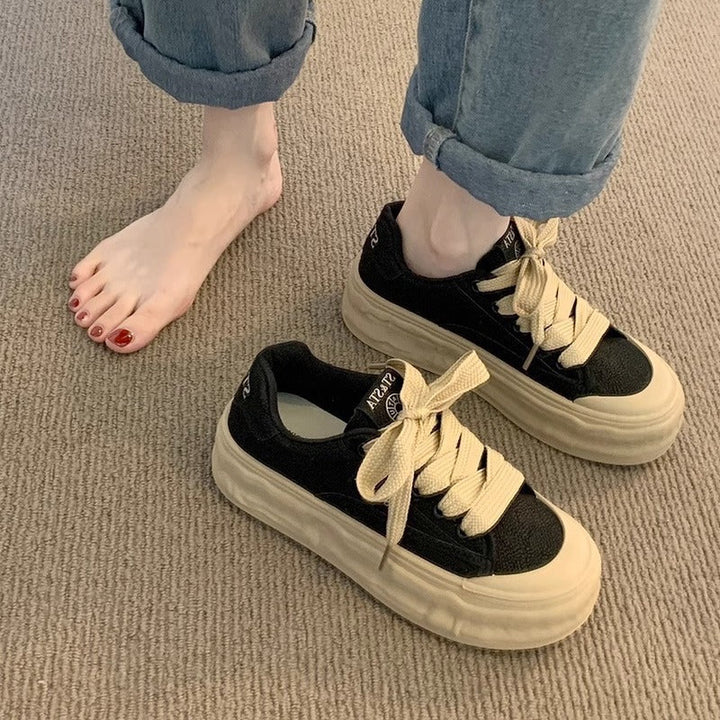 Damen Sportliche Plateau Sneaker mit bequemer Sohle und einzigartigen Schnürdetails Echo Archiv
