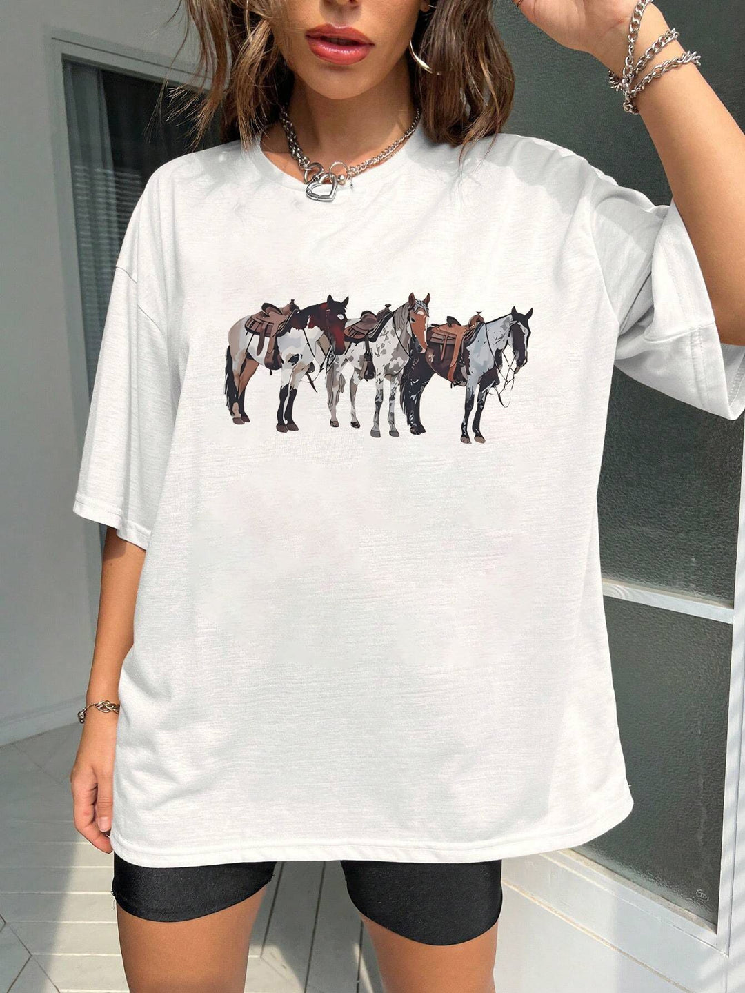 Damen T-Shirt mit künstlerischem Totenkopf-Motiv und lässigem Schnitt Echo Archiv