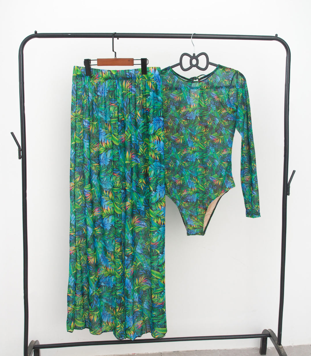 Damen modisches Badeoutfit mit langärmeligen Oberteil und lässigen Pants Echo Archiv