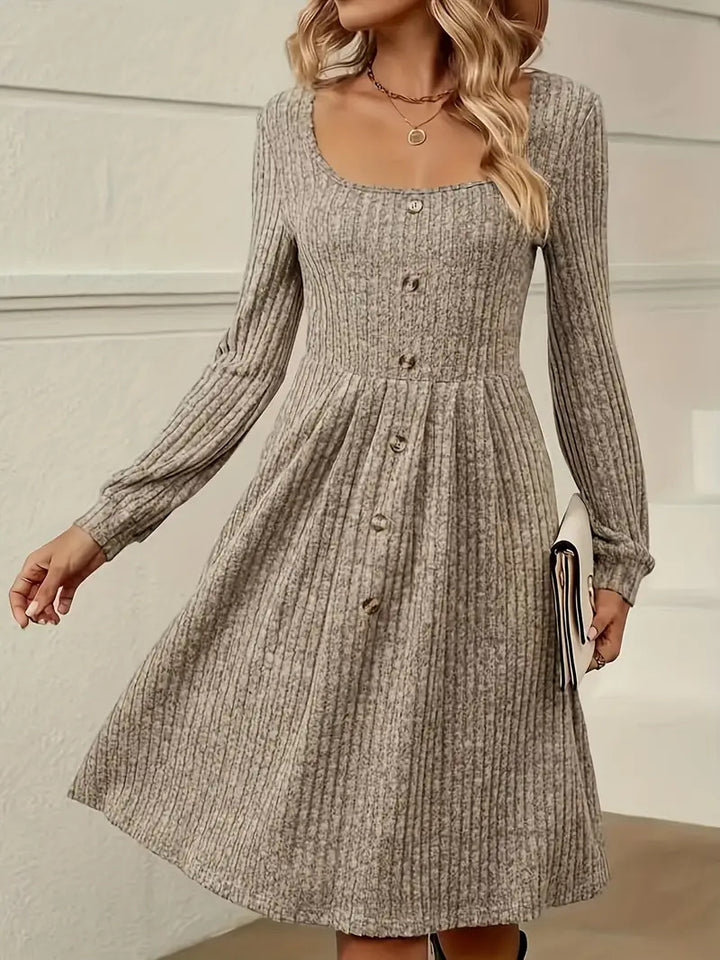 Damen Tailliertes Rippstrick-Midikleid mit U-Boot-Ausschnitt und Zierknopfleiste Echo Archiv