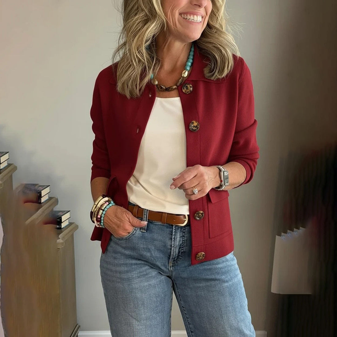 Damen Kurzstrickjacke mit Hemdkragen, aufgesetzten Taschen und Hornknöpfen Echo Archiv