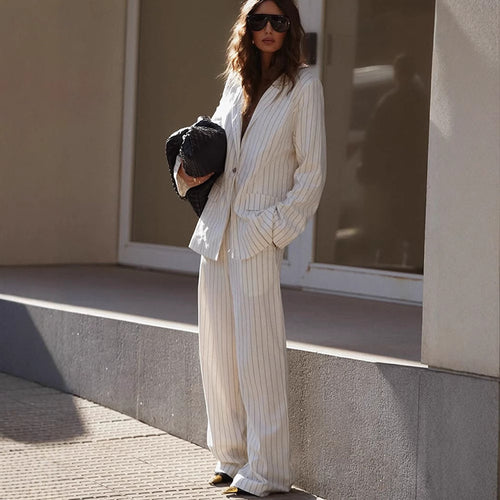 Damen Zweiteiliges Nadelstreifen-Anzugset mit Oversize-Blazer und weiter Bundfaltenhose Echoarchiv