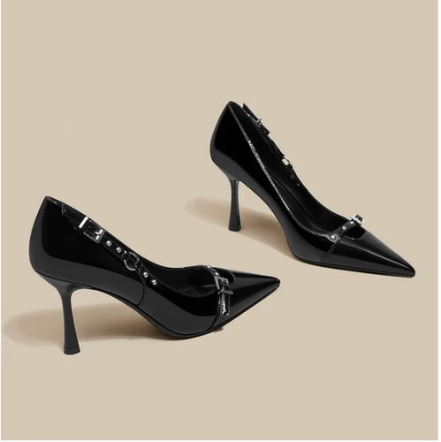 Damen Spitz zulaufende Lackpumps mit schmalem Stiletto und Zierdetail – Lioré
