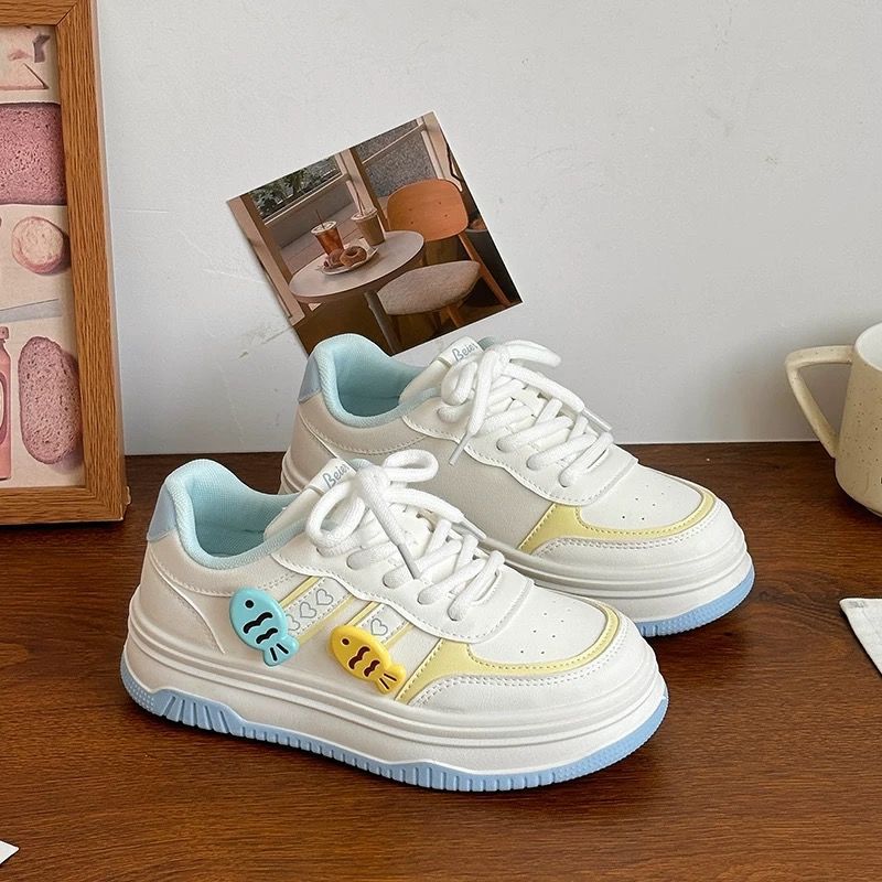 Damen Plateausneaker mit dekorativen Fisch‑Charms und gepolstertem Komfortfußbett – Névara